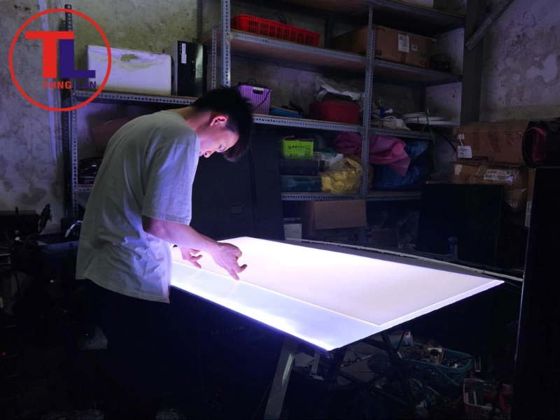 Hỏng tấm nền màn hình (Panel) hoặc Bo T-con