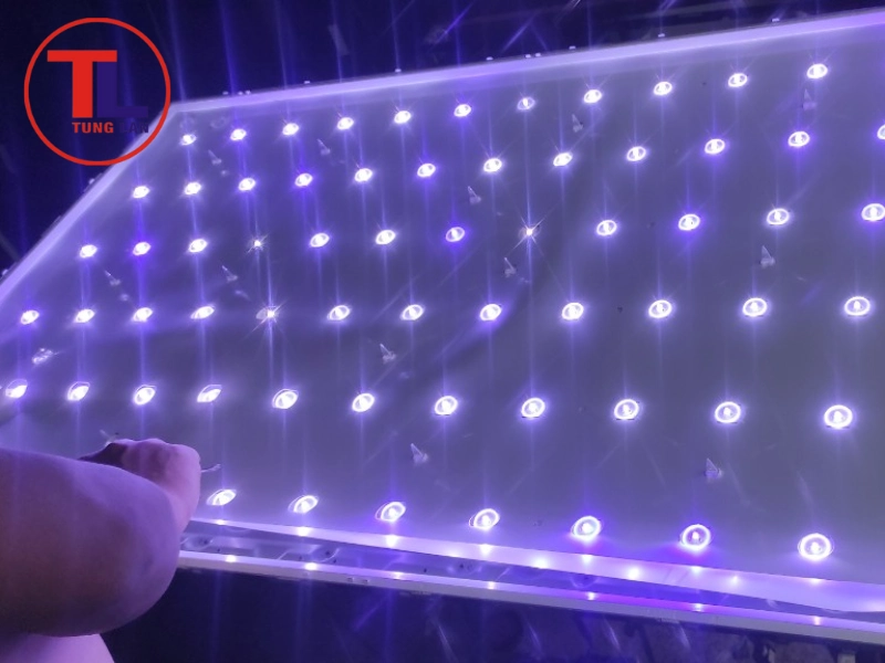 Tháo rời màn hình và hệ thống đèn LED