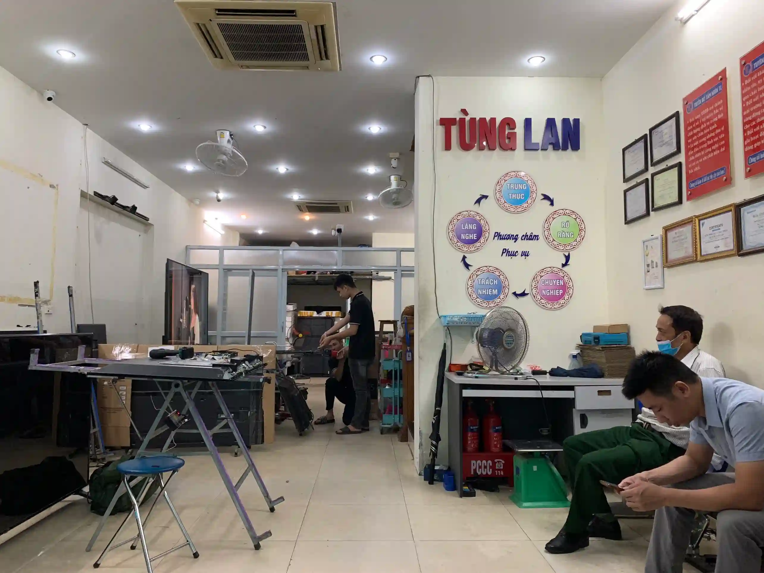 Khách hàng đến sửa chữa tivi tại tunglan.com.vn