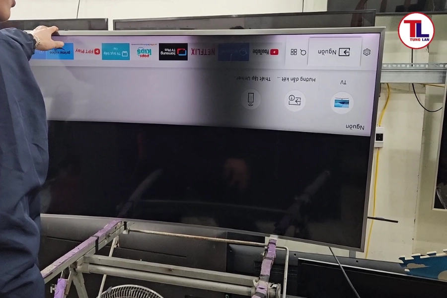 Tivi Samsung bị tối nửa màn hình: Nguyên nhân & Cách sửa