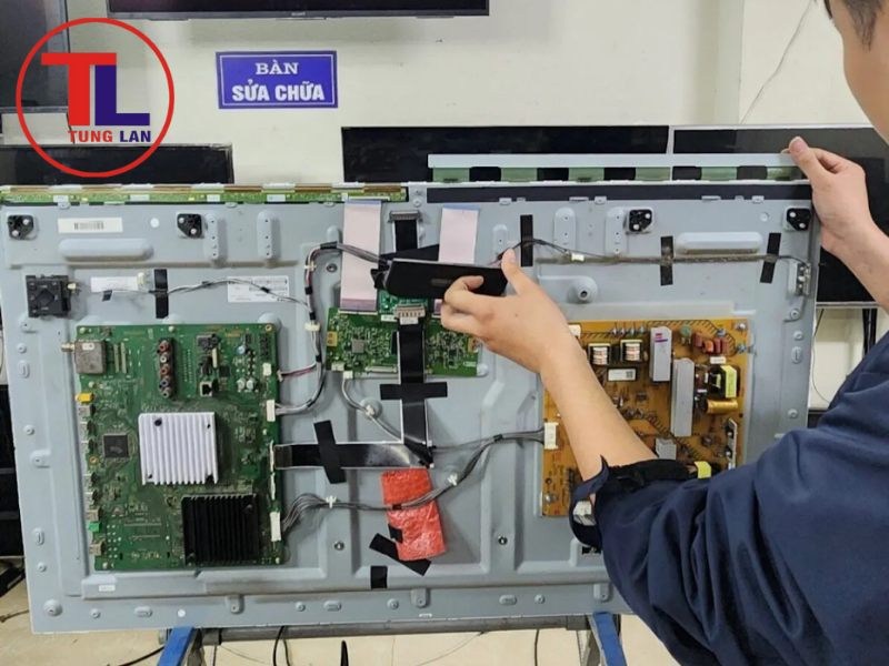 Tái sử dụng các linh kiện còn hoạt động bên trong tivi