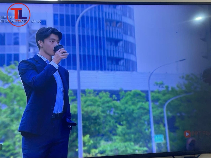 Hình ảnh bị ám màu xanh tím, da người biến thành màu xanh