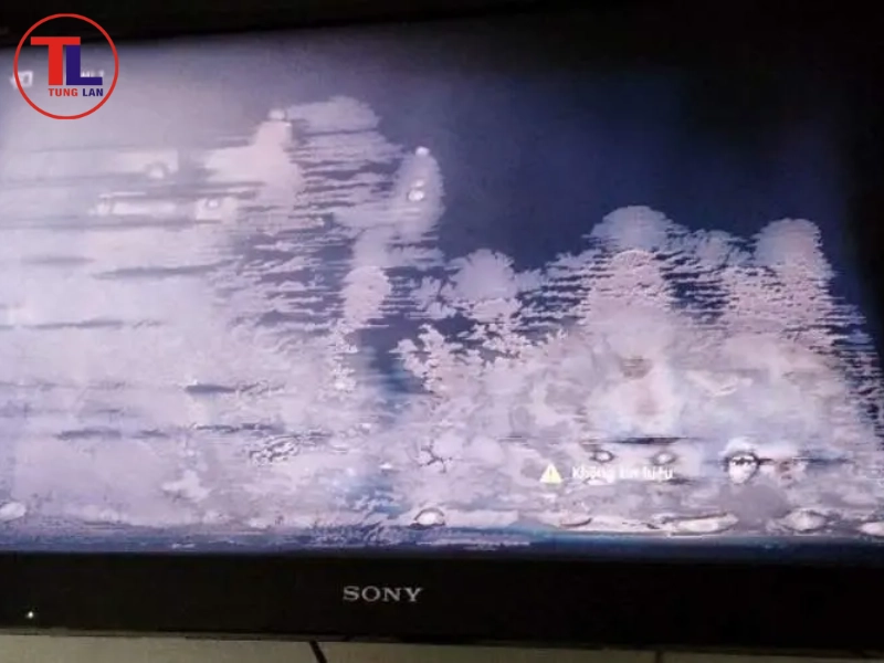 [CẢNH BÁO] Những sai lầm chết người khi tự xử lý tivi vào nước