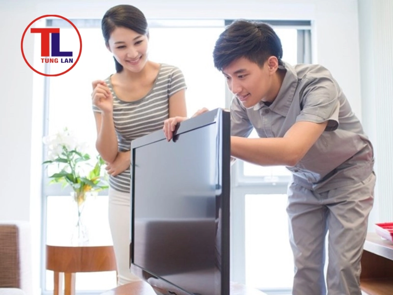 Kỹ thuật viên của Tùng Lan sẽ đến và kiểm tra tình trạng tivi trước khi báo giá
