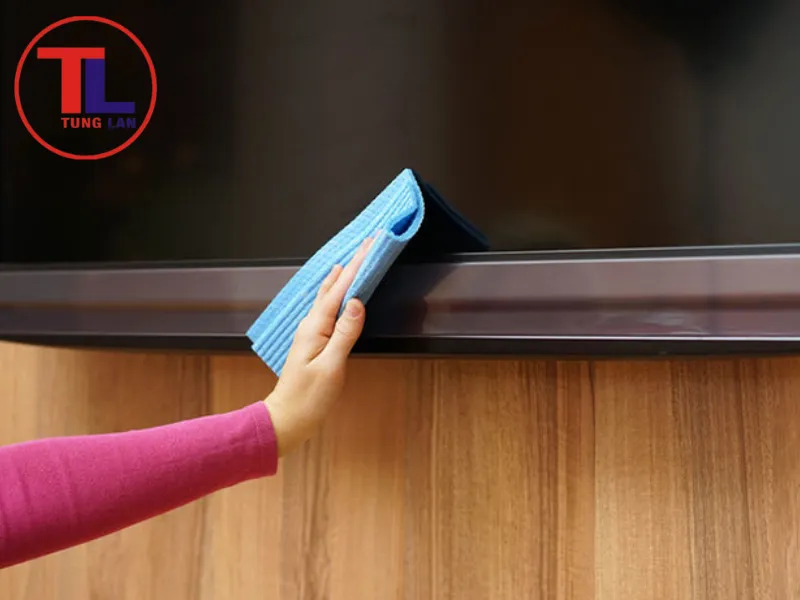 Lau tivi bằng khăn mềm, khô để tránh trầy xước