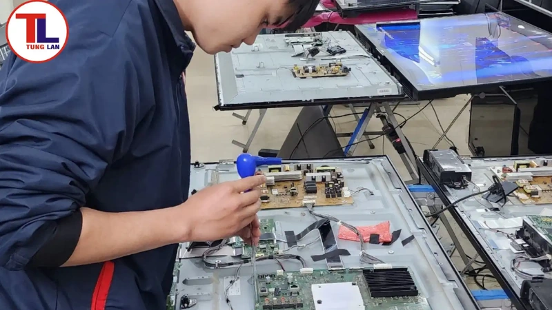 Quy trình thay đèn LED tivi Samsung tại Tùng Lan